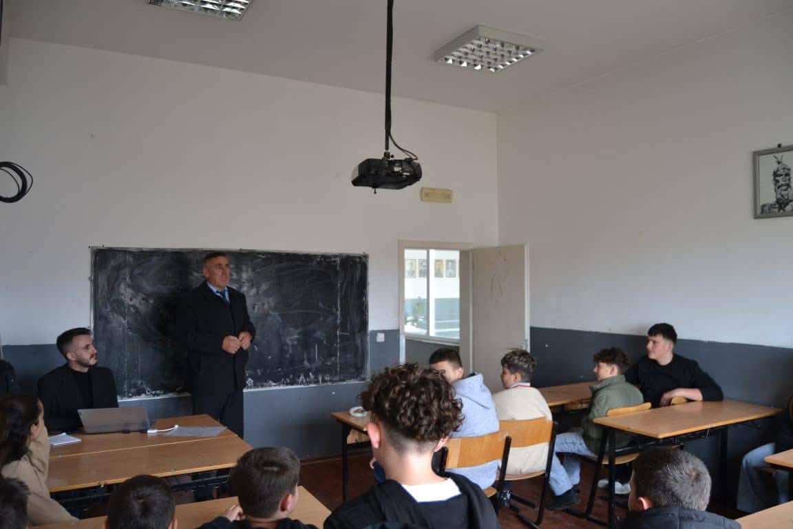 Aktivistët Labinot Azemi dhe Orhan Nazifi takohen me nxënësit në ShFMU “Mic Sokoli” në Slivovë