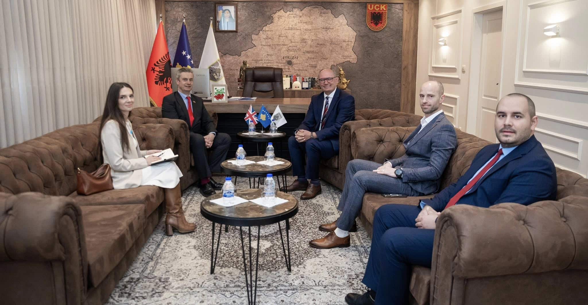 Ambasadori britanik Jonathan Hargreaves viziton Ferizajn