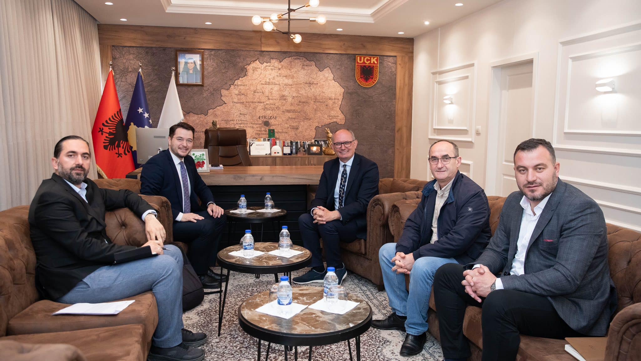 Kryetari Aliu priti zëvendësministrin e Ekonomisë, Getoar Mjeku, dhe udhëheqësin e Njësisë për Monitorimin e Ndërmarrjeve Publike, Valon Prebreza