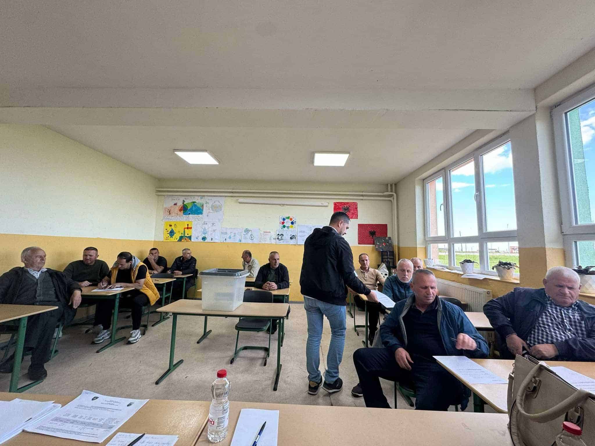 Banorët e fshatit Prelez i Jerlive votuan për rregullimin e tubacionit të ujit për skaj rrugës