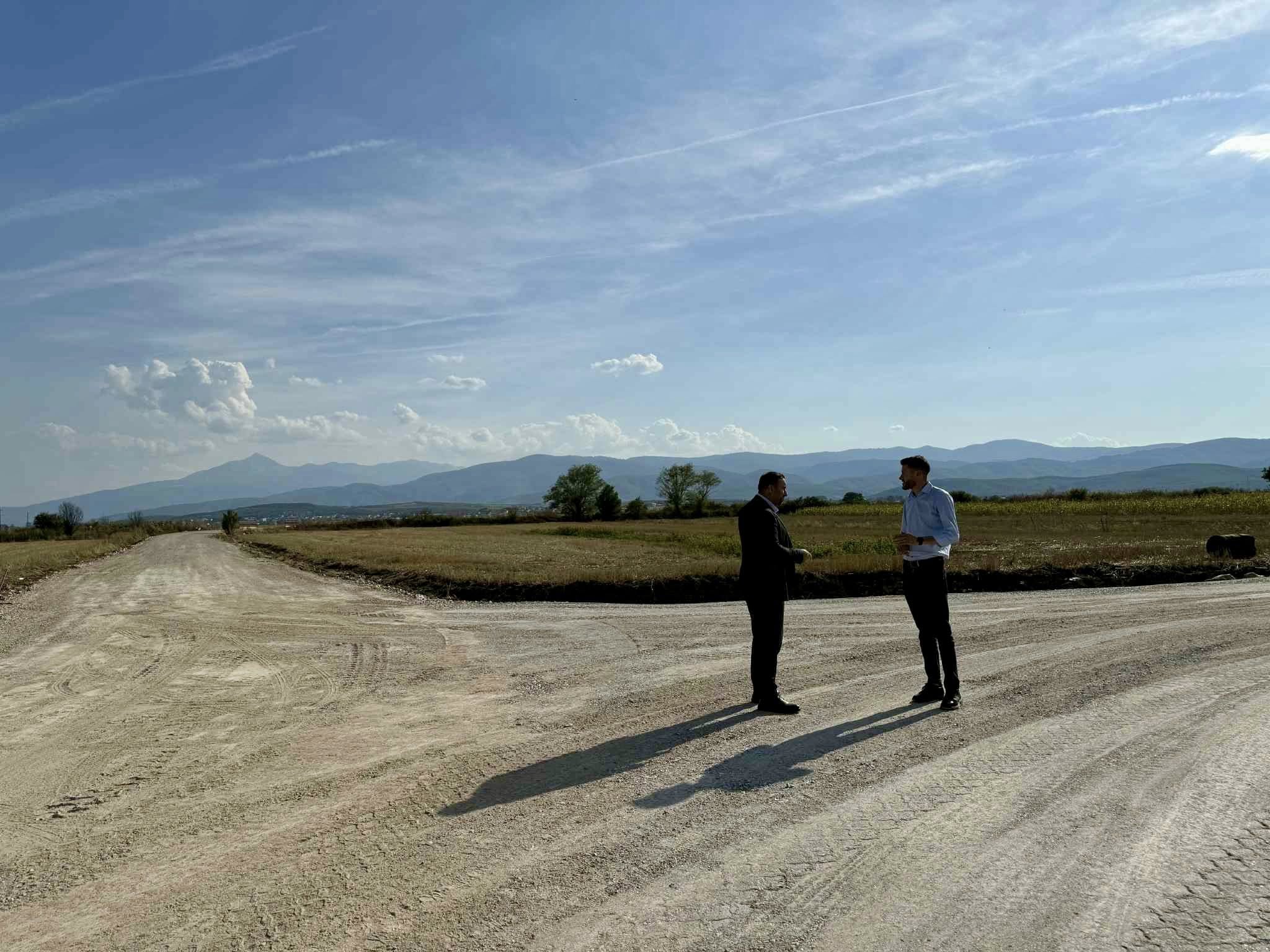 Po vijojnë punimet për asfaltimin e rrugës që lidh fshatrat Tërrn- Kosinë dhe lagjen Lubovc