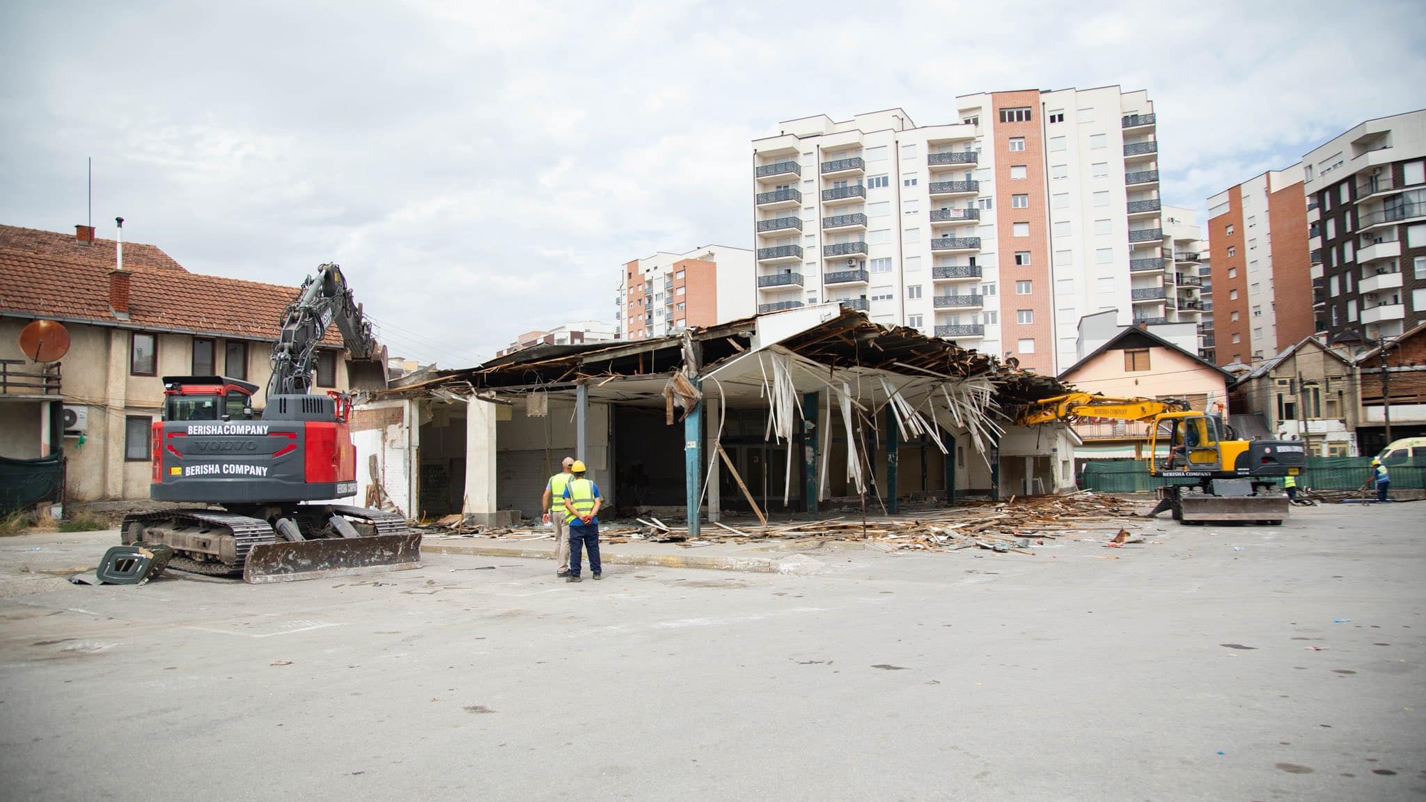Fillon rrënimi i stacionit të vjetër të autobusëve për ndërtimin e parkut më të ri të qytetit.
