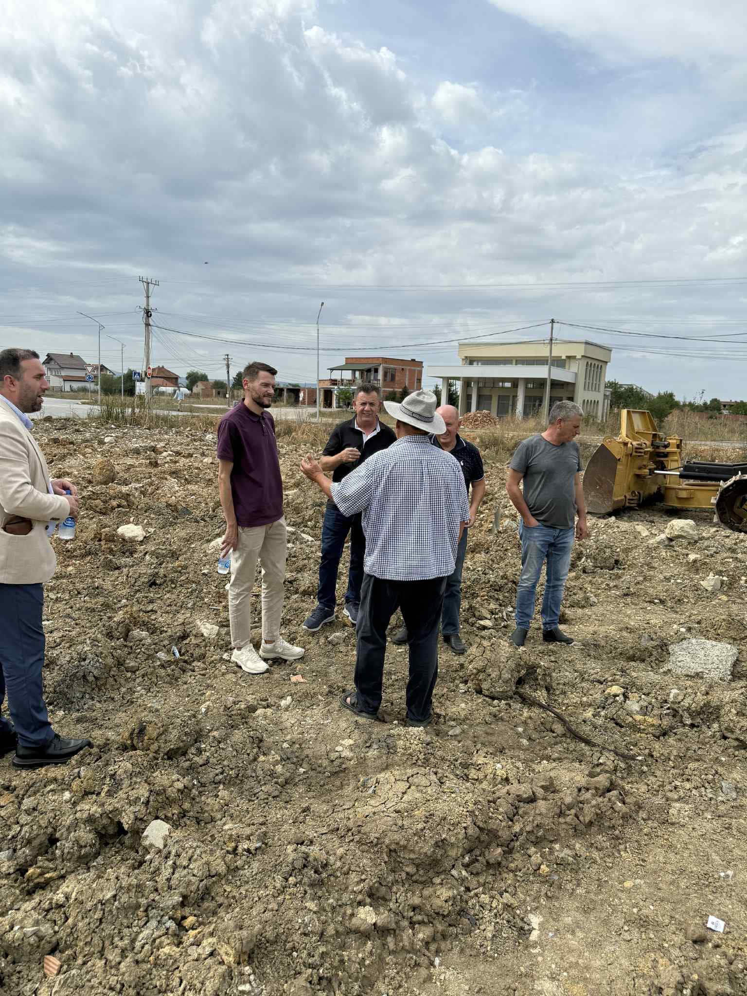 Rregullimi i fushës së futbollit të vogël në Tërrn