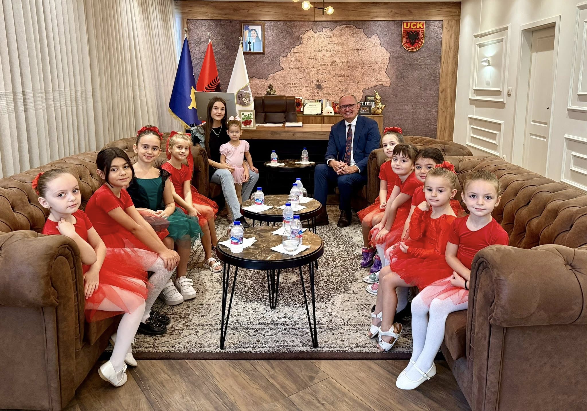 Kryetari Aliu nis ditën me balerinat e Studios “Harmony” dhe momente të veçanta me fëmijët