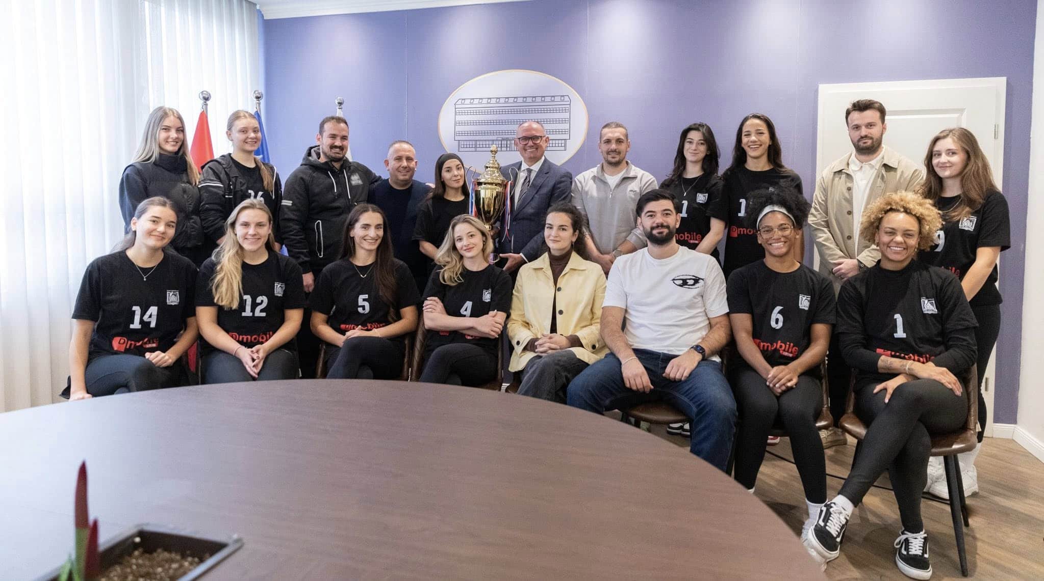 Kryetari Aliu priti kampionët ‘Fer Volley’ për titullin e Superkupës së Kosovës 2025 dhe suksese të tjera sportive