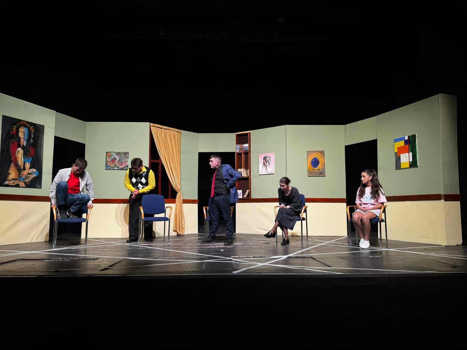 Një mbrëmje plot humor dhe talent në Teatrin “Adriana”!