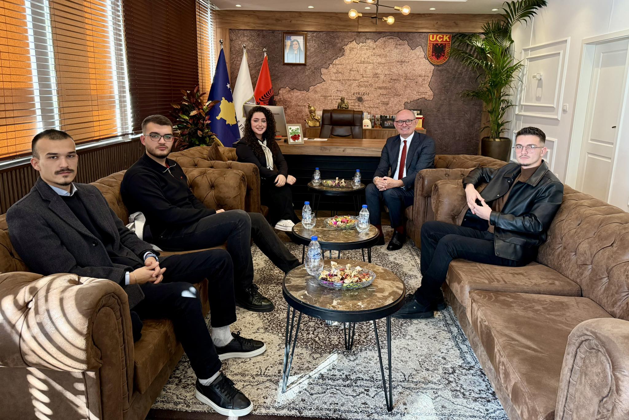 Kryetari Aliu mbështet synimet e të rinjve ferizajas në takimin me KLRF-në