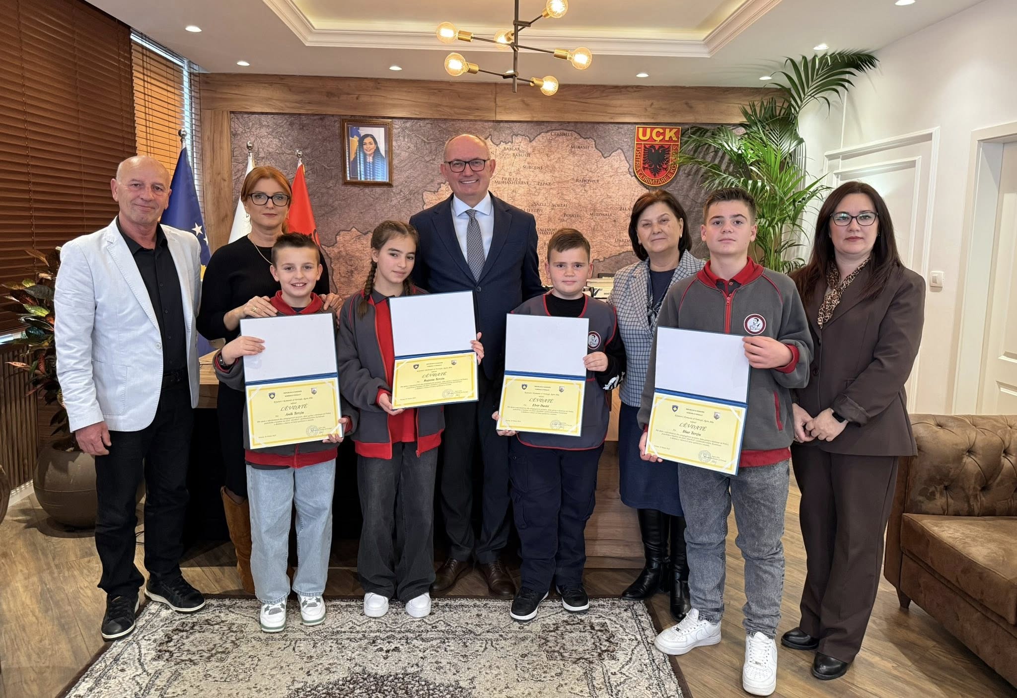 Fëmijët ferizajas nderohen për gjestin e ndershmërisë që bëri krenar gjithë qytetin