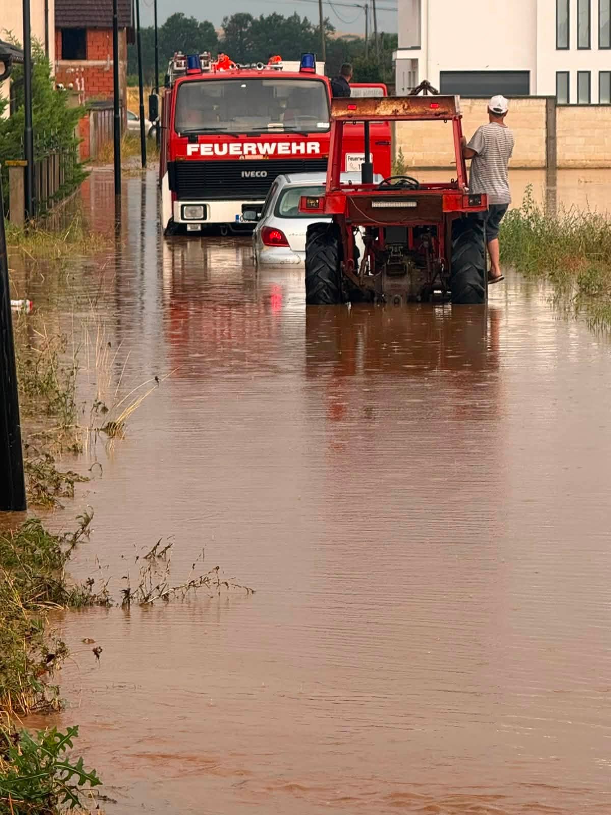 Reshjet e dendura shkaktojnë vërshime në Ferizaj, apelohet për shmangie të qarkullimit